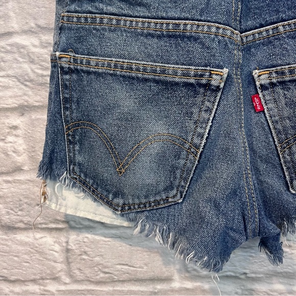 Levi’s Women’s 27” Cut Off Super Short Upcycled Repurposed Denim Shorts - Picture 6 of 7